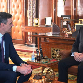 El presidente del Gobierno, Pedro Sánchez, es recibido por el Rey de Marruecos, Mohamed VI, en una imagen de archivo.