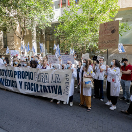 Médicos y facultativos durante una concentración frente a la Consejería de Sanidad de Madrid, a 22 de mayo de 2026.