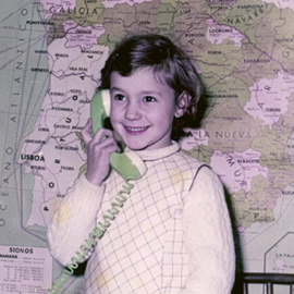 Imagen infantil de la escritora y periodista Begoña Caamaño, homenajeada en el Día das Letras Galegas.