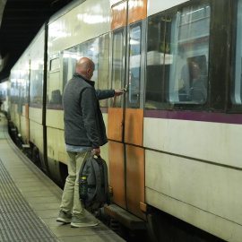 Viajeros cogen un tren en una estación de Barcelona, en una imagen de archivo.