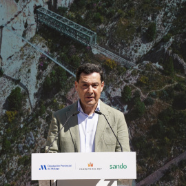 El presidente en funciones de la Junta de Andalucía, Juanma Moreno, este martes en el acto inaugural del puente colgante del Caminito del Rey en Ardales (Málaga).