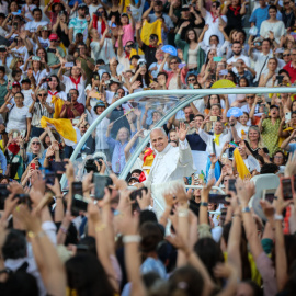 El papa Lleó XIV en la seva arribada a l'Estadi Olímpic Lluís Companys de Barcelona.