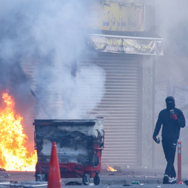 Un edificio fue incendiado en la zona de Sandy Row en Belfast, en protestas antiinmigración.