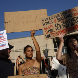 Protesta frente al juzgado de Montpellier de la asociación feminista contra la lentitud del sistema judicial a raíz del caso del asesinato de la niña Lyhanna.
