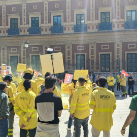 Concentración de los bomberos forestales de Infoca ante el Parlamento andaluz días antes de las elecciones autonómicas del 17-M.