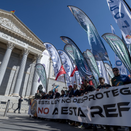 Policías y guardias civiles de Jusapol protestan frente al Congreso, en una imagen de archivo.