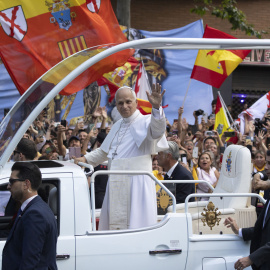El papa León XIV en su recorrido hacia la Sagrada Familia.