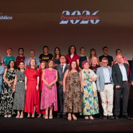 Foto de familia con todos las galardonadas y galardonados de los Premios Público.