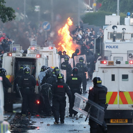 Manifestantes de ultraderecha encapuchados causan disturbios en Belfast, a 10 de junio de 2026.