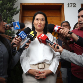La candidata ultraderechista Keiko Fujimori habla con periodistas este miércoles, en Lima (Perú).