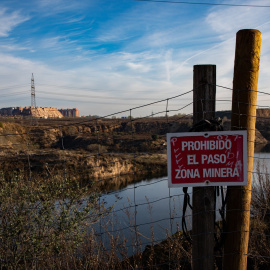 Cartel informativo de la actividad minera en las lagunas de Ambroz.