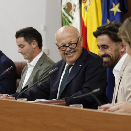 Jesús Ramón Aguirre Muñoz (centro) elegido presidente del Parlamento tras la segunda votación para la elección de la mesa del Parlamento de Andalucía que celebra la sesión constitutiva de la XIII legislatura.