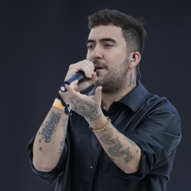 El cantautor Beret, durante su actuación en la vigilia ante 40.000 personas del papa León XIV en el Estadio Olímpico de Barcelona.