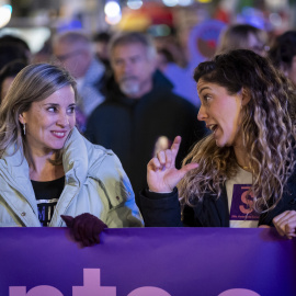 La portavoz del grupo parlamentario de Sumar, Verónica Martínez Barbero, y la coordinadora de Movimiento Sumar, Lara Hernández, durante una concentración por el 25N.