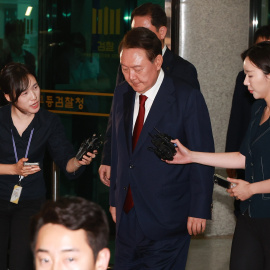 El expresidente surcoreano Yoon Suk-yeol sale de la Oficina de la Fiscalía Superior de Seúl