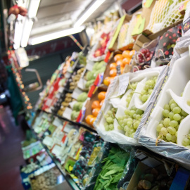 Expositor de una frutería en un mercado.
