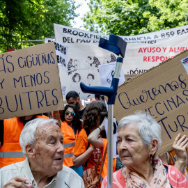 Manifestantes portan pancartas con lemas 'Más cigüeñas y menos buitres' durante una manifestación en defensa del derecho al acceso a la vivienda.