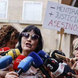 Representantes de la Associació de Víctimes de la DANA 29 de cctubre de 2024 durante una concentración frente a los juzgados de Catarroja.