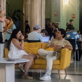 Decenas de personas en el Refugio Climático en el Círculo de Bellas Artes de Madrid durante el verano de 2025.