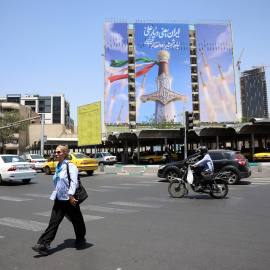 Iranís caminan por las calles de la capital, Teherán, tras la última oleada de ataques cruzados entre su país y EEUU.