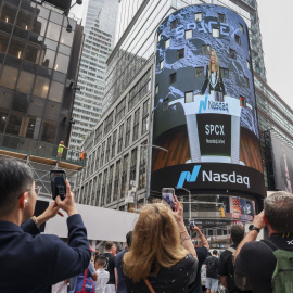 Gwynne Shotwell, directora de operaciones de SpaceX, en una pantalla antes de que la empresa cotice en el mercado Nasdaq en Nueva York.