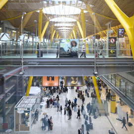 Viajeros en la Terminal T4 del Aeropuerto Adolfo Suárez Madrid-Barajas, a 30 de marzo de 2026.