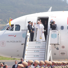 El Papa a punto de entrar al Falcon tras la ceremonia oficial de despedida en el Aeropuerto de Tenerife Norte-Los Rodeos.
