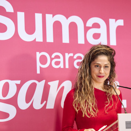 La coordinadora general de Movimiento Sumar, Lara Hernández, durante una conferencia política.