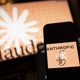 Un teléfono con el logotipo de la compañía de inteligencia artificial Anthropic.