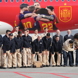 Los futbolistas integrantes de la selección española y su seleccionador antes de coger el vuelo para ir al Mundial