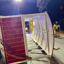 Tren turístico volcado en Cártama (Málaga) el pasado sábado.