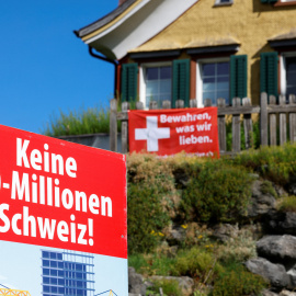 Propaganda a favor del referéndum sobre limitación de población en Suiza.