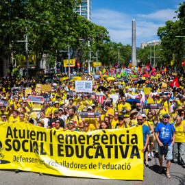 Numerosas personas durante una manifestación para reclamar mejoras en la educación, este domingo, en Barcelona.