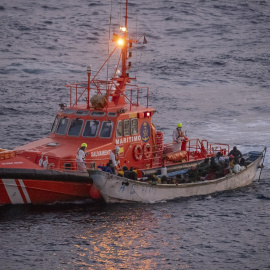 La Salvamar Adhara recoge un cayuco y lo lleva al puerto de La Restinga.