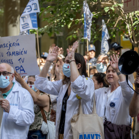 Médicos y facultativos durante una concentración frente a la Consejería de Sanidad, a 22 de mayo de 2026, en Madrid.