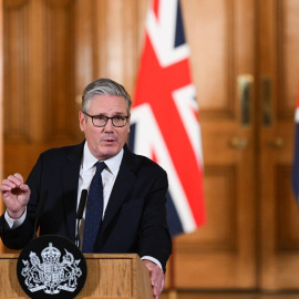 El primer ministro británico, Keir Starmer, durante una rueda de prensa en Downing Street, Londres, anunciando la prohibición del uso de redes sociales a menores de 16 años.