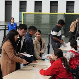 Decenas de migrantes hacen cola en el pabellón 2 del recinto de Montjuïc de Fira de Barcelona, a 6 de mayo de 2026