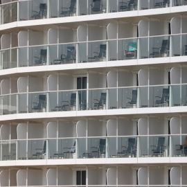 Habitacions d'un creuer estacionat al Port de Barcelona, en una imatge d'arxiu. 18/08/2024