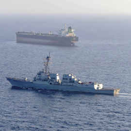 Un destructor de misiles guiados de la Armada de EEUU intercepta a un petrolero iraní en aguas del golfo Pérsico, en mayo de 2026.
