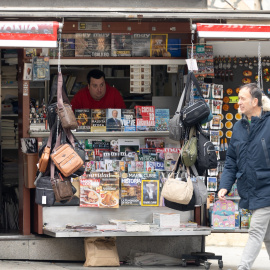 Imagen de archivo de un kiosko en una calle de Madrid.