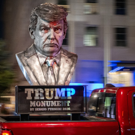 Un camión transporta un busto de Donald Trump antes de los eventos organizados para el 80 cumpleaños del presidente.