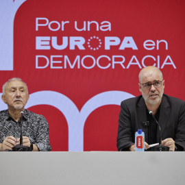 Los secretarios generales de UGT y CCOO, Pepe Álvarez (i) y Unai Sordo, este martes en Madrid.