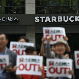 Manifestación llamando al boicot a Starbucks por la polémica campaña, a 77 de mayo de 2026 en Seúl