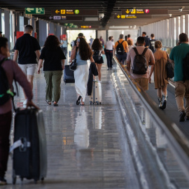 Varias personas con maletas en la terminal T4 del Aeropuerto Adolfo Suárez Madrid-Barajas.