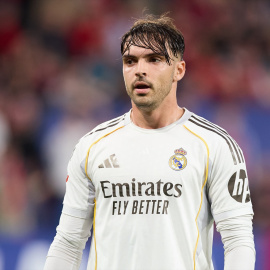 El defensa del Real Madrid Raul Asencio durante un partido de La Liga contra el Osasuna.