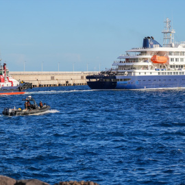Vista del crucero MV Hondius atracado en el puerto de Granadilla antes de poner rumbo a Países Bajos, a 11 de mayo de 2026.