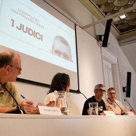 Un moment de la roda de premsa de la presentació de la campanya amb Xavier Antich (Òmnium), Anaïs Franquesa (Iridia), Roger Español, víctima, i Josep Vila (ANC)