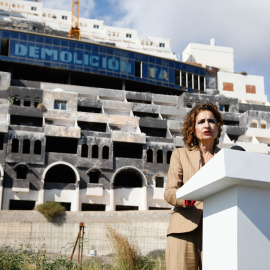 La vicepresidenta primera y ministra de Hacienda, María Jesús Montero, interviene durante la rueda de prensa frente al hotel ilegal de El Algarrobico.