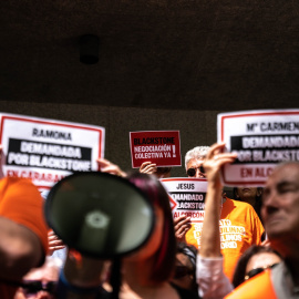 La plataforma Stop desahucios junto al Sindicato de Inquilinas en una protesta contra los desahucios en Alcorcón, Madrid, a 6 de junio de 2023.