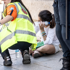 Una persona es atendida por un golpe de calor en Madrid, a 8 de junio de 2026.